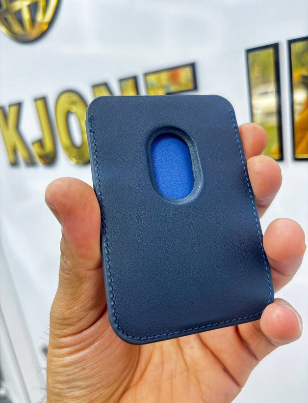 قاب چرمی مگسیف دار به همراه جاکارتی مگنتی iphone8